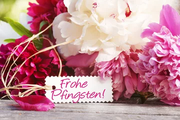 Fototapete Pfingstrosen Frohe Pfingsten!, Pfingstrosen mit Schild, Pfingsten, Copyspace  © Johanna Mühlbauer