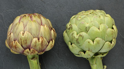 Obraz premium Deux artichauts sur ardoise 