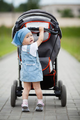 Naklejka premium little funny girl with baby carriage