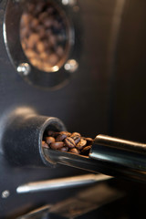 Nahaufnahme frisch geröstete Kaffeebohnen - Schauglas
