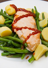fillet salmon with potatoes and green beans
