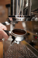Siebträger mit Kaffeepulver - Kaffeemaschine