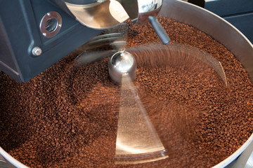 frisch geröstete Kaffeebohnen im Mixer - Langzeitbelichtung