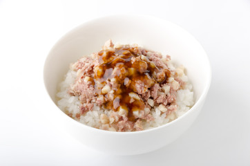 コンビーフハッシュ丼甘辛醤油ダレ