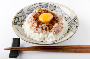 コンビーフハッシュライス甘辛醤油ダレ月見アップ