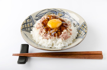 コンビーフハッシュライス甘辛醤油ダレ月見アップ