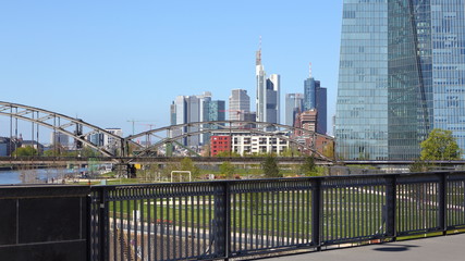 Frankfurt am Main, Blick von der Honsellbr&uuml;cke (April 2016)