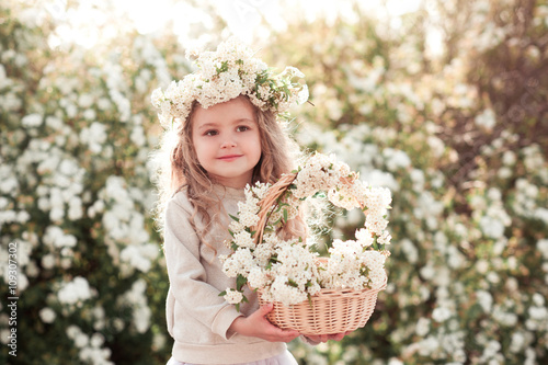 Девочка с корзинкой цветов загрузить