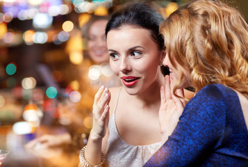 Naklejka premium happy women with drinks at night club