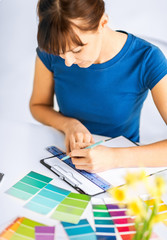 Naklejka premium woman working with color samples for selection