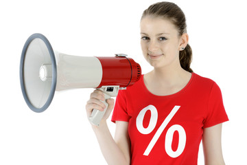 Frau ruft Sonderangebote, Rabatt, Sale, Schlussverkauf und Räumungsverkauf in Megaphon 