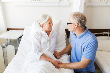 Obraz premium senior couple meeting at hospital ward