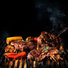 Crédence de cuisine en verre imprimé Grill / Barbecue Steaks de boeuf sur le gril