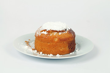 Kleiner Kuchen mit Puderzucker