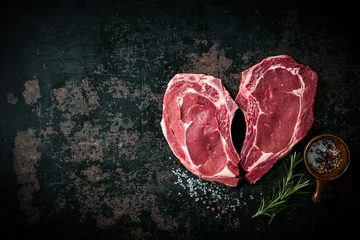 Foto auf Acrylglas Steakhouse Rohe, frische Kalbsfleischsteaks in Herzform