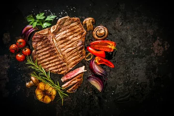 Zelfklevend Fotobehang Beef steak with grilled vegetables © Alexander Raths