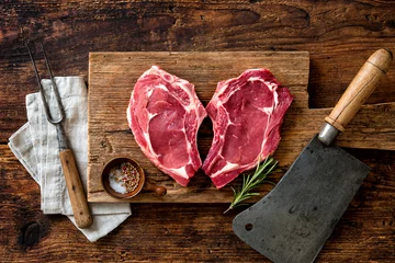 Crédence de cuisine en verre imprimé Viande Steaks de viande de veau frais crus en forme de coeur
