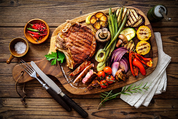 Beef steak with grilled vegetables - obrazy, fototapety, plakaty