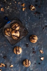 biscotti vegani con noci e cioccolato; vista dall'alto