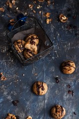 biscotti alle noci in un cestino 