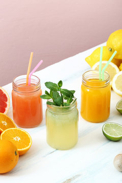 succo di  frutta in barattolo di vetro sfondo colorato