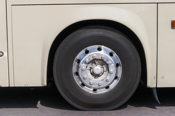 バスのタイヤ The tire which turns of the trailer bus