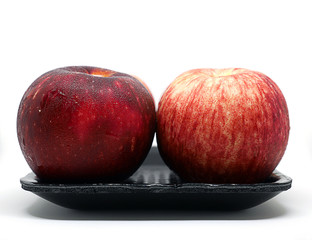 4 red apple in black tray
