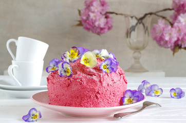 Himbeer-Buttercreme Torte mit Hornveilchen (essbar)