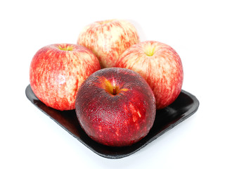 4 red apple in black tray