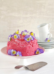 Himbeer-Buttercreme Torte mit Hornveilchen (essbar)