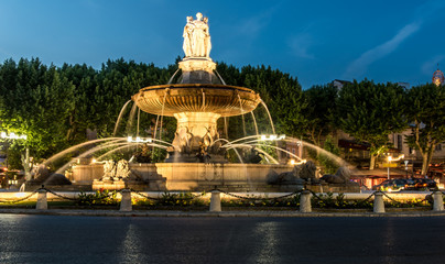 Fontaine de la Rotonde en nocturne, Aix en Provence, France