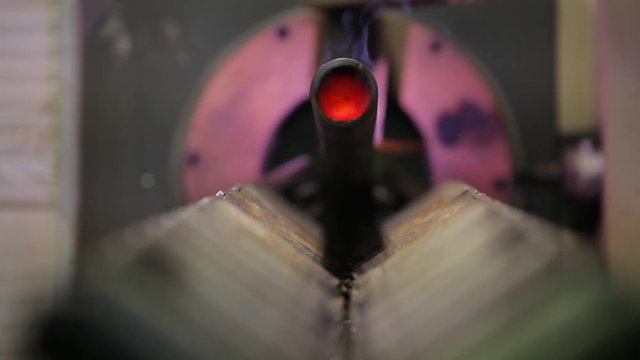 A mechanical machine to cut pieces of metal pipe



