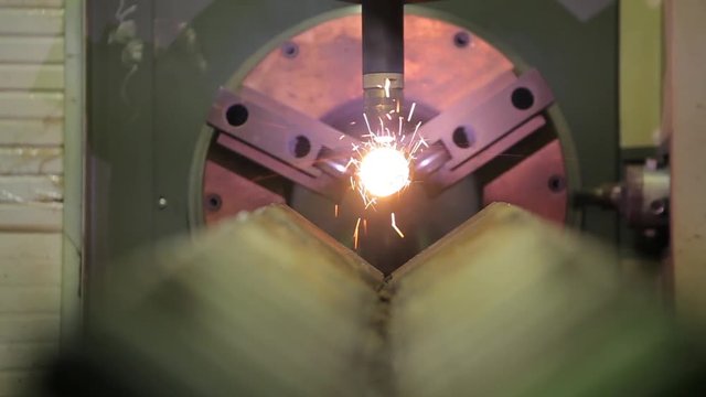 A mechanical machine to cut pieces of metal pipe



