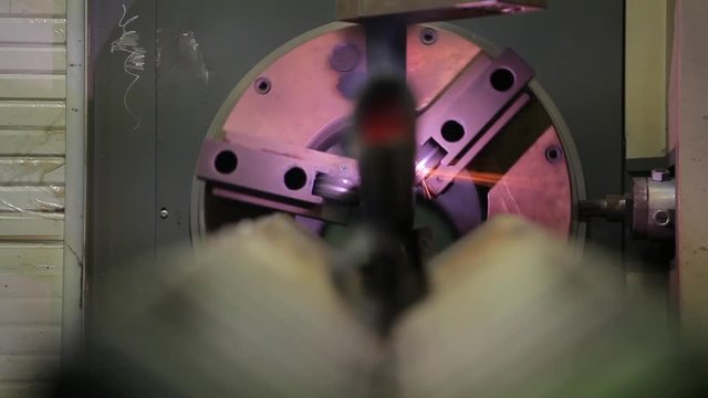 A mechanical machine to cut pieces of metal pipe



