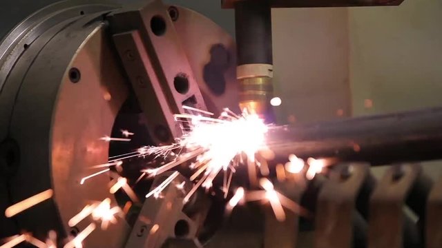 A mechanical machine to cut pieces of metal pipe



