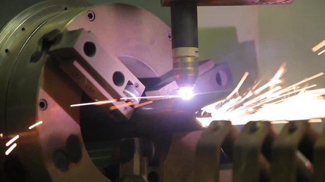 A mechanical machine to cut pieces of metal pipe



