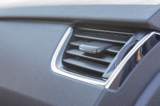 Rejillas de aire interiores de un coche.