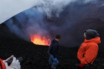Papier Peint photo Lavable Volcan Tourists watching eruption of volcano