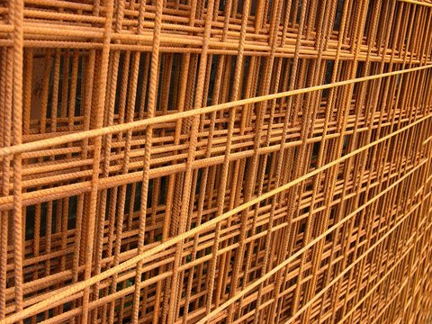 Rotbraune Betongitter oder Estrichgitter mit Rost auf einer Baustelle bei Sonnenschein im Stadstteil Schildesche in Bielefeld im Teutoburger Wald in Ostwestfalen-Lippe