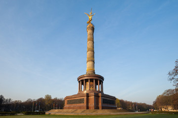 Obraz premium Berlin's Victory Column (Siegessaeule) in Tiergarten Park