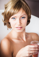 Naklejka premium Portrait of beautiful young woman taking a bath