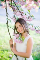 Obraz na płótnie Canvas Small pretty girl in blossom