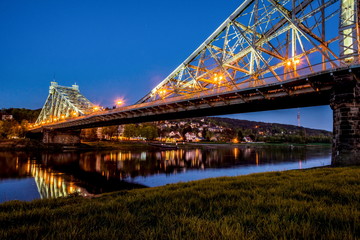 Spieglungen im Wasser in der Elbe, die Loschwitzer Brücke