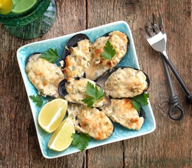 Mussels baked in cheese sauce with garlic