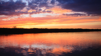 Fototapeta na wymiar Sunset over water