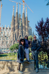 Famille devant la Sagrada Familia de Barcelone