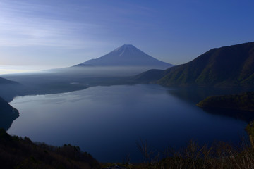本栖湖中ノ倉展望地から春の朝の富士山