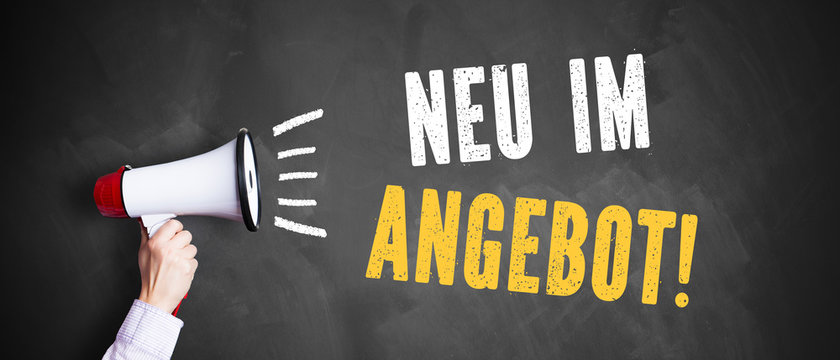 Megafon vor Kreidetafel mit Slogan "Neu im Angebot" 