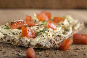 Crispbread with cheese, tomato and spices