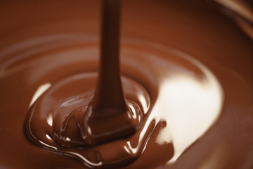 Obrazy na Szkle  roztopiona ciemna czekolada płynie zbliżenie, płytka ostrość